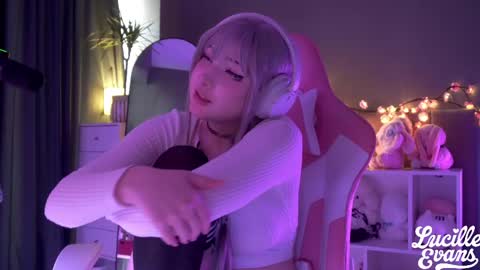 Snapshot of lucille_evans chatting on 27, 4, 2026 Lucy UwU online show from 27, 4, 2026