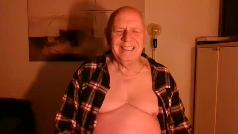 Snapshot of luclovestops chatting on 18, 11, 2025 Luclostops online show from 18, 11, 2025