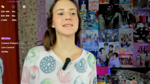 Snapshot of lucyrose33 chatting on 12, 9, 2025 Lucy Rose online show from 12, 9, 2025