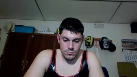 Snapshot of luis2423 chatting on 18, 11, 2025 A slave to the mistress.. un esclavo para las amas dominantes. online show from 18, 11, 2025