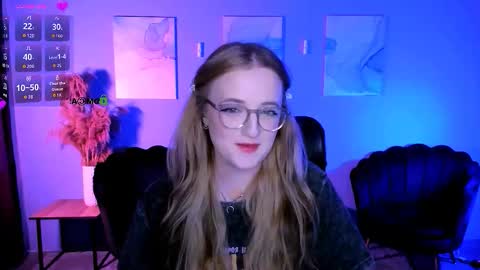 luna_berryy online show from 6, 3, 2026