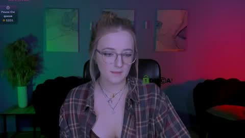 luna_berryy online show from 4, 4, 2026