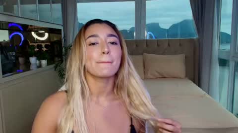 Snapshot of luna_velvvet chatting on 5, 7, 2026 Luna online show from 5, 7, 2026
