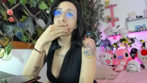 Snapshot of lunacristal_moon chatting on 12, 1, 2025 lunacristal_moon online show from 12, 1, 2025