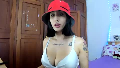 Snapshot of lunacristal_moon chatting on 12, 9, 2025 lunacristal_moon online show from 12, 9, 2025