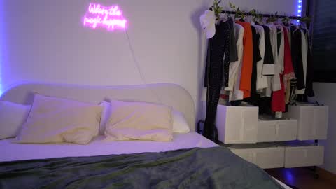 Laura online show from 27, 2, 2025