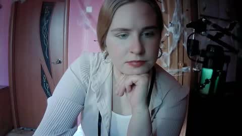 lunamystique_ online show from 7, 11, 2025