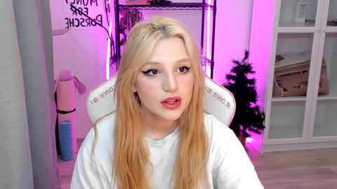 Snapshot of lunatale chatting on 8, 1, 2025 Kate online show from 8, 1, 2025