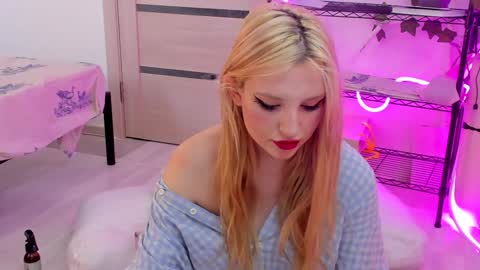 Snapshot of lunatale chatting on 12, 1, 2025 Kate online show from 12, 1, 2025