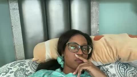 Snapshot of lunchboxgirl chatting on 19, 4, 2026 lunchboxgirl online show from 19, 4, 2026