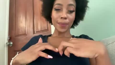 Snapshot of lunchboxgirl chatting on 5, 5, 2026 lunchboxgirl online show from 5, 5, 2026