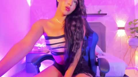 Snapshot of lunna_celeste chatting on 20, 5, 2026 L U N A online show from 20, 5, 2026