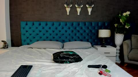 Luna online show from 6, 4, 2026