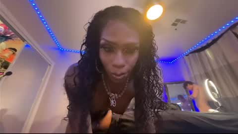 Snapshot of luvvlee chatting on 15, 9, 2025 luvvlee online show from 15, 9, 2025