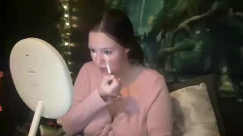 Snapshot of luvvvmia chatting on 19, 10, 2025 luvvvmia online show from 19, 10, 2025