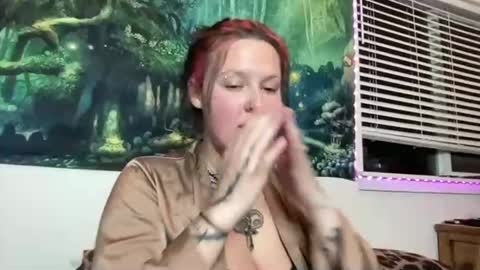 Snapshot of luvvvmia chatting on 12, 4, 2026 luvvvmia online show from 12, 4, 2026