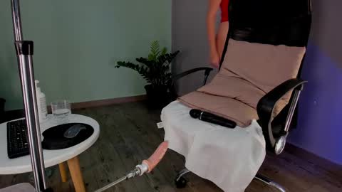 lynnsam_ online show from 5, 2, 2025