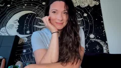 M0lly online show from 6, 11, 2025