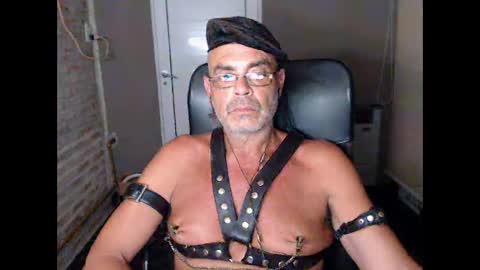 Snapshot of machobuscador chatting on 6, 2, 2025 MACHO BUSCADOR online show from 6, 2, 2025