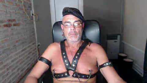 Snapshot of machobuscador chatting on 1, 3, 2025 MACHO BUSCADOR online show from 1, 3, 2025