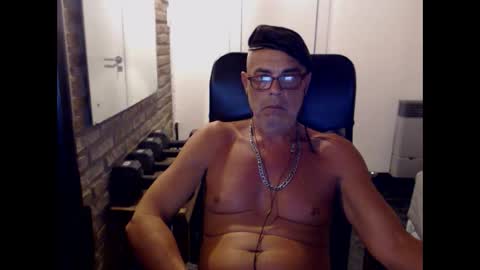 Snapshot of machobuscador chatting on 10, 10, 2025 MACHO BUSCADOR online show from 10, 10, 2025