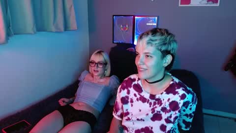 Snapshot of mackenziemoon chatting on 2, 2, 2025 Noah Askew online show from 2, 2, 2025