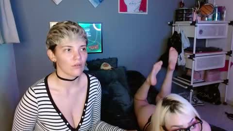 Snapshot of mackenziemoon chatting on 21, 2, 2025 Noah Askew online show from 21, 2, 2025