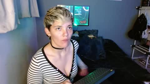 Snapshot of mackenziemoon chatting on 21, 2, 2025 Noah Askew online show from 21, 2, 2025