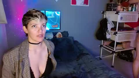 Snapshot of mackenziemoon chatting on 2, 3, 2025 Noah Askew online show from 2, 3, 2025