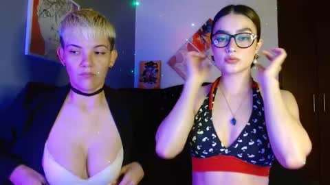 Snapshot of mackenziemoon chatting on 1, 10, 2025 Noah Askew online show from 1, 10, 2025