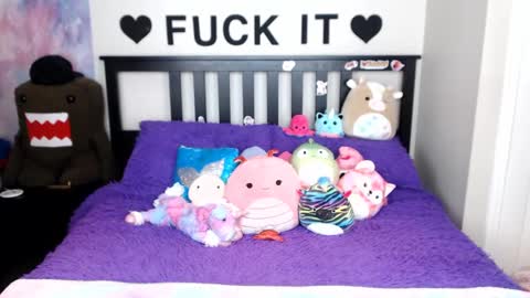 Mackenzie Wolfe online show from 3, 11, 2025