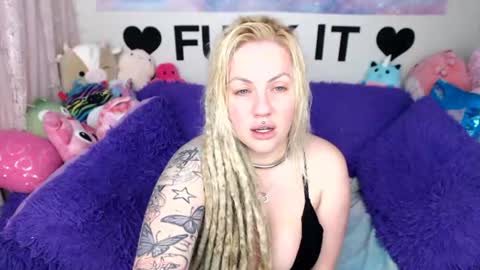 Mackenzie Wolfe online show from 21, 7, 2026