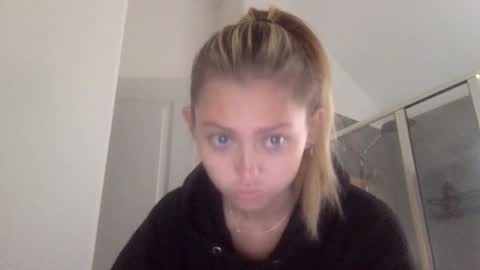 Snapshot of madirose69 chatting on 24, 9, 2025 mari rose online show from 24, 9, 2025