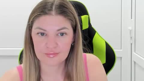 Snapshot of madison_smile chatting on 1, 6, 2026 Madison online show from 1, 6, 2026