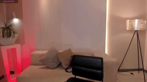 Maddi Collins online show from 5, 11, 2025