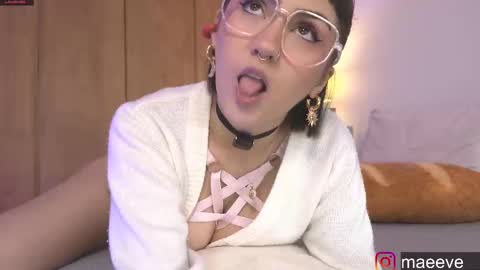 Snapshot of maeeve_ chatting on 8, 3, 2025 Maeve schedule 11 am- 530 pm colombia time online show from 8, 3, 2025