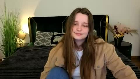 Snapshot of magicpeachhs chatting on 11, 5, 2026 Emily online show from 11, 5, 2026