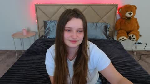 Snapshot of magicpeachhs chatting on 12, 5, 2026 Emily online show from 12, 5, 2026