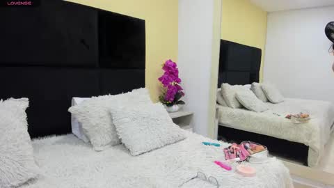 mahiarose_ online show from 23, 9, 2025