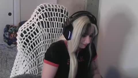 manicpixieslutt online show from 23, 11, 2025