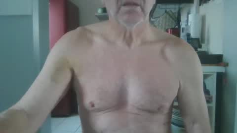 Snapshot of manngrossbite chatting on 6, 1, 2025 manngrossbite online show from 6, 1, 2025