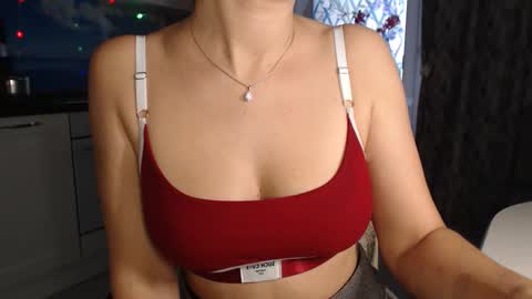 Snapshot of mariana_mur chatting on 6, 3, 2025 MarianaMur online show from 6, 3, 2025