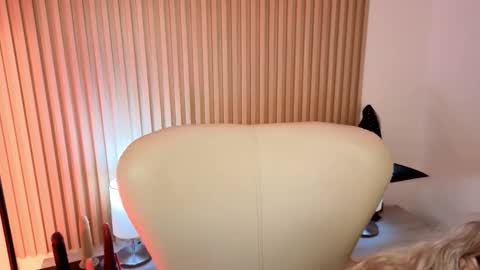 Marian Love  online show from 18, 10, 2025