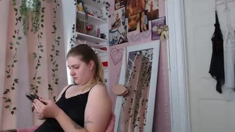 Snapshot of marigoldrue chatting on 25, 6, 2026 marigoldrue online show from 25, 6, 2026