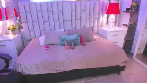 mariiahneedles online show from 6, 2, 2026