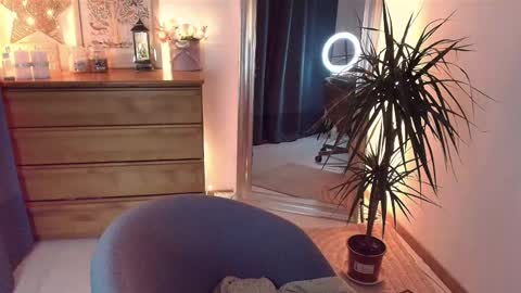 Maria  online broadcast from Tuesday to Suturday from 6 pm to 12 pm Germany time Sunday-Monday offline online show from 11, 3, 2025