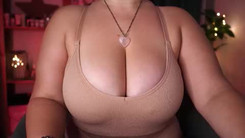 Maria  online broadcast from Tuesday to Suturday from 6 pm to 12 pm Germany time Sunday-Monday offline online show from 27, 9, 2025