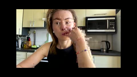 Snapshot of martaluna_ chatting on 4, 5, 2026 Marta online show from 4, 5, 2026