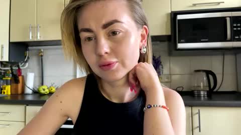 Snapshot of martaluna_ chatting on 4, 6, 2026 Marta online show from 4, 6, 2026
