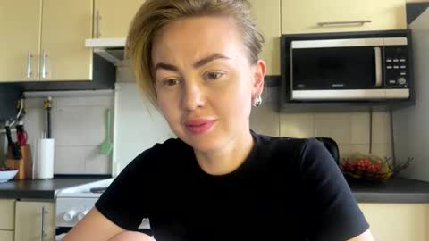Snapshot of martaluna_ chatting on 6, 6, 2026 Marta online show from 6, 6, 2026
